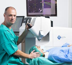 Moderni pristupi u operaciji sive mrene kombinacijom Femto lasera i revolucionarne Vivity intraokularne leće