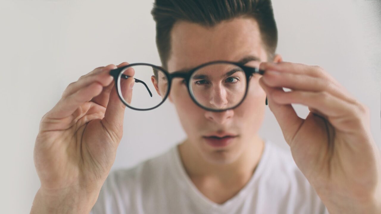 Astigmatizam: simptomi, uzroci i kako ga učinkovito riješiti