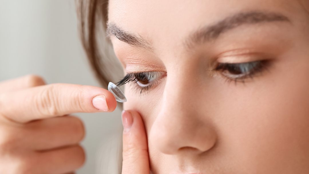 6 stvari koje morate znati o šminkanju ako nosite kontaktne leće
