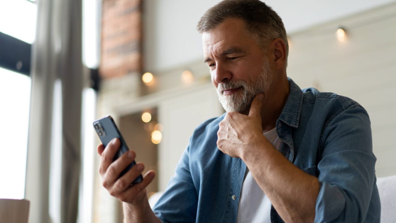 Odmičete telefon od sebe da biste pročitali? To nije slučajnost, evo što se događa s vašim očima